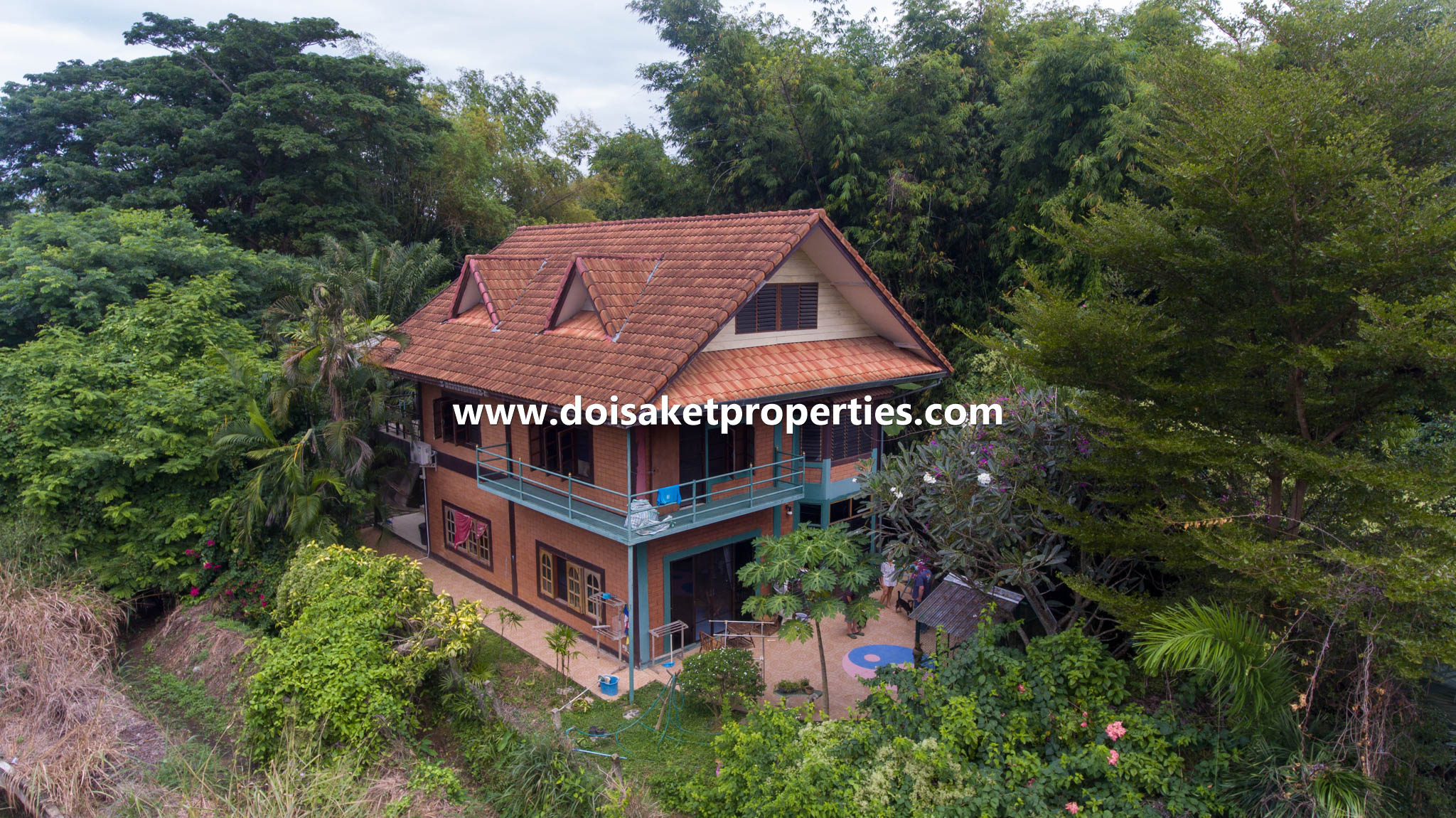 บ้านสำหรับครอบครัวและบังกะโลรับรองแขก 5 ห้องนอนพร้อมสวนสวยสำหรับขายใกล้สวนเต่าในลวงเหนือ ดอยสะเก็ด