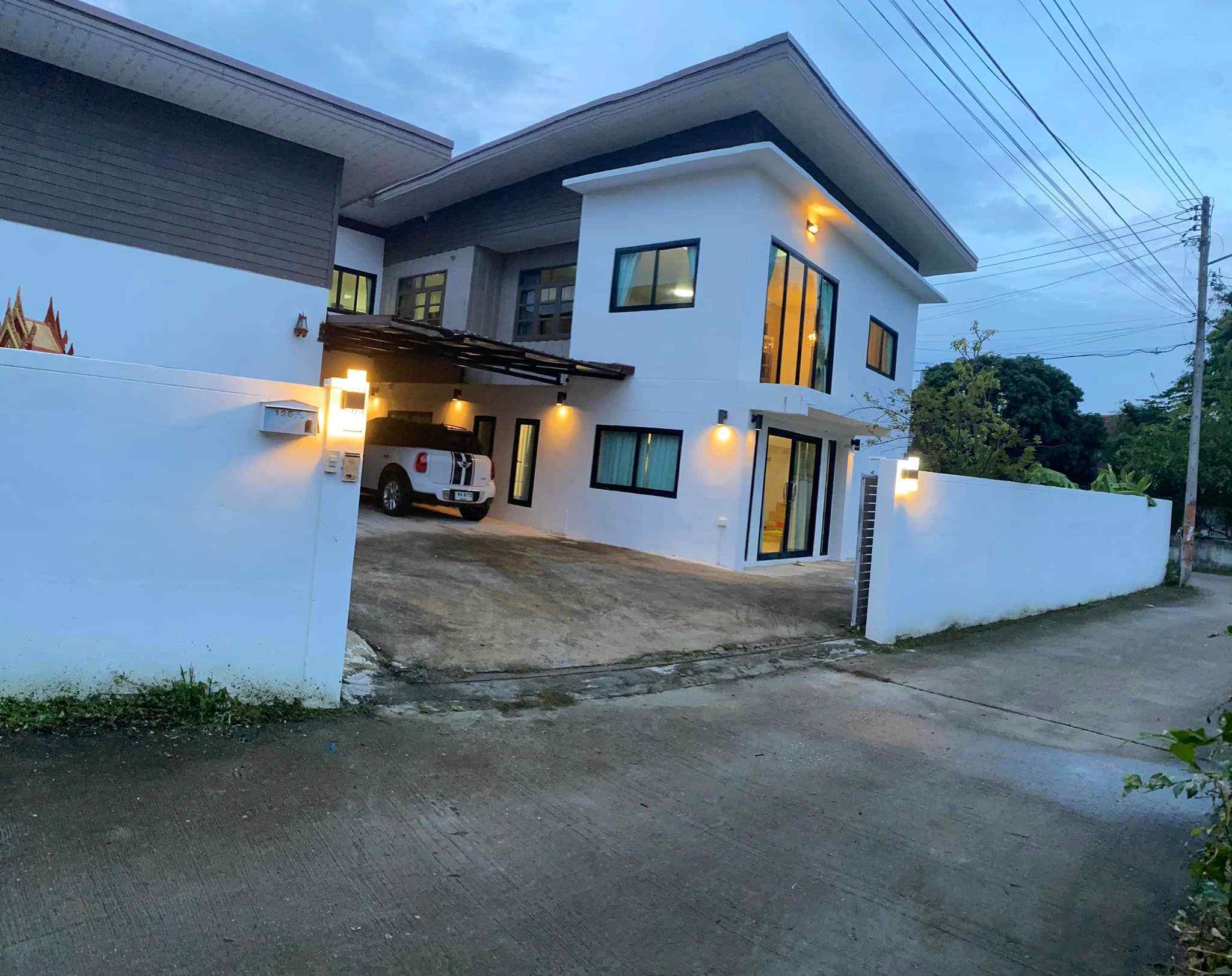 ค้นพบบ้านหลังใหญ่ขนาดกว้างขวาง 5 ห้องนอน 4 ห้องน้ำสำหรับขายในเชียงใหม่ สันทรายน้อย ตอบโจทย์การใช้ชีวิตสบายๆ ด้วยราคาเบาๆ 3.79 ลบ.