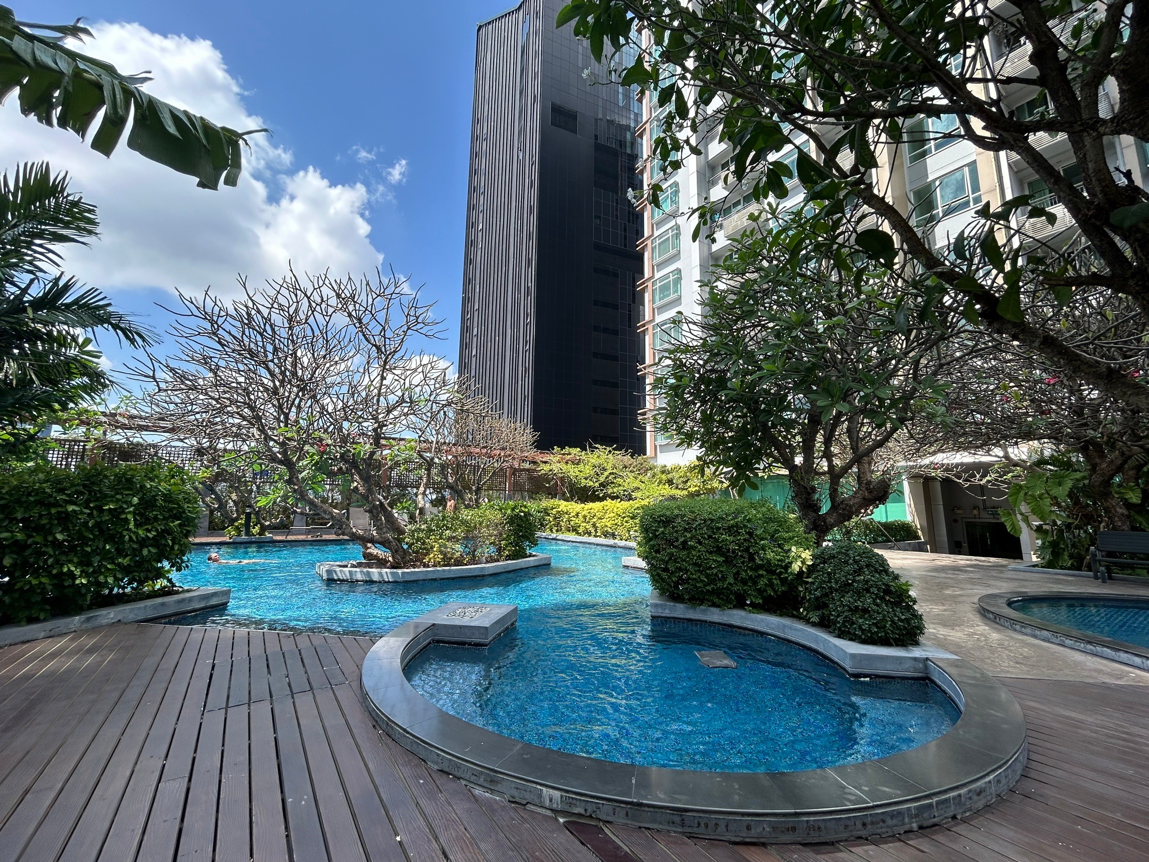 คอนโดมิเนียม : เซอร์เคิล คอนโดมิเนียม