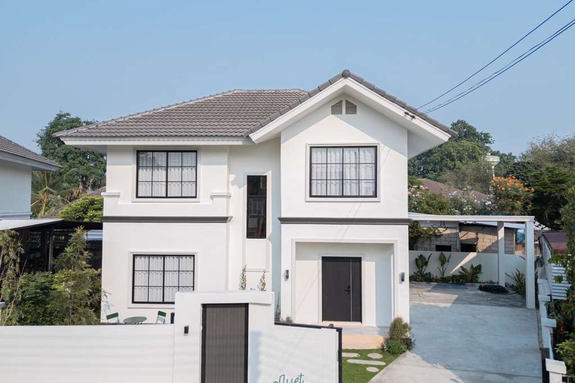 Fully Furnished Contemporary Modern style house with English style garden. The interior is decorated with Mid-Century style furniture, giving a feelin