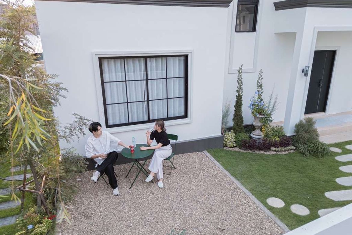 Fully Furnished Contemporary Modern style house with English style garden. The interior is decorated with Mid-Century style furniture, giving a feelin