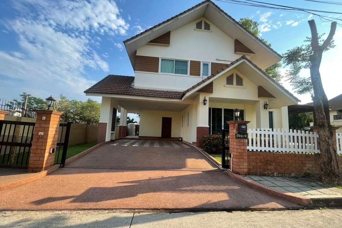 House for rent, 4 bedrooms, Lannatara Village, near Maya Mall, located in Hang Dong Subdistrict, Hang Dong District, Chiang Mai Province. Complete wit