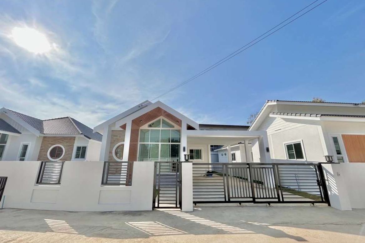 New house, 3 bedrooms, located in Tambon Tha Wang Tan,  Saraphi distric, only 11.5 kilometers from the airport. Convenient transportation, close to th