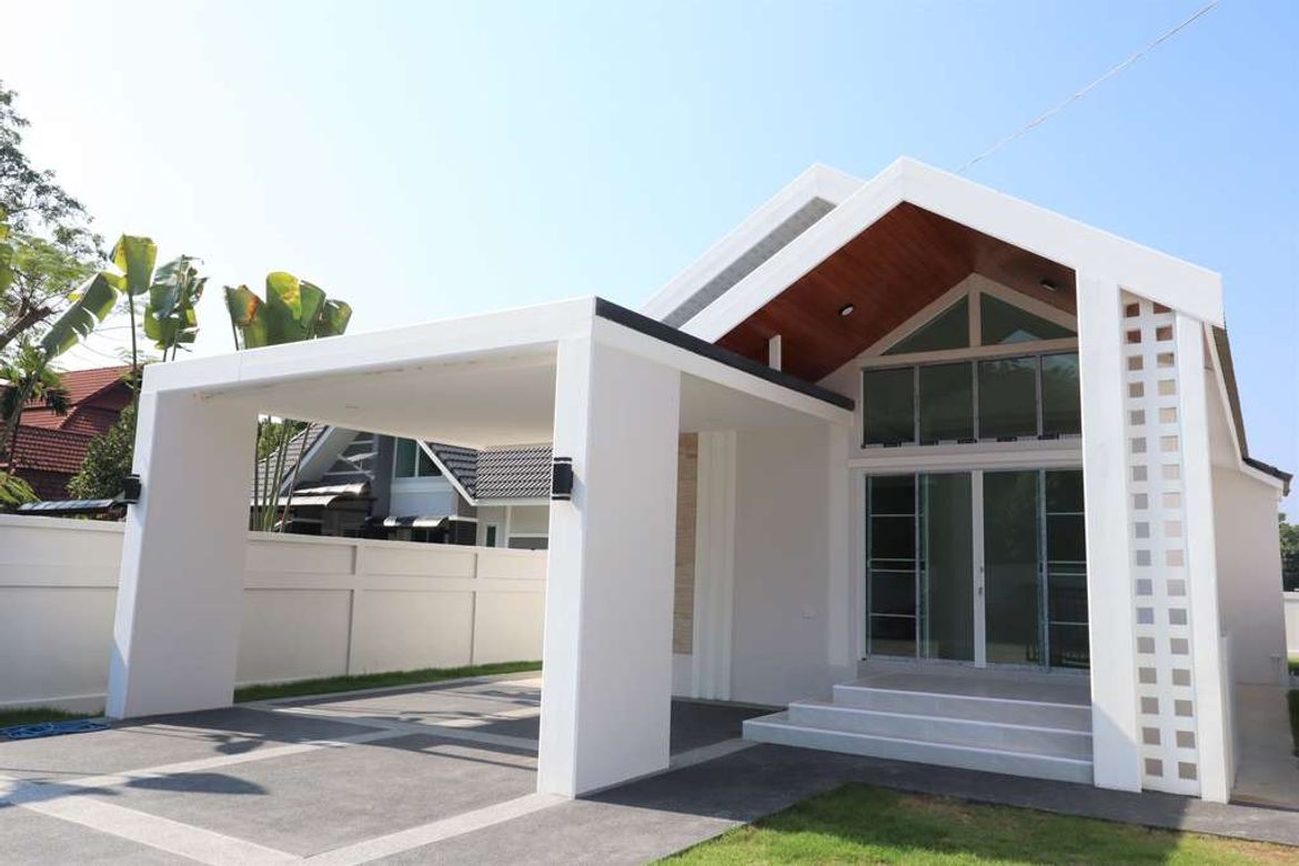 New house, 3 bedrooms, located in Tambon Tha Wang Tan,  Saraphi distric, only 11.5 kilometers from the airport. Convenient transportation, close to th