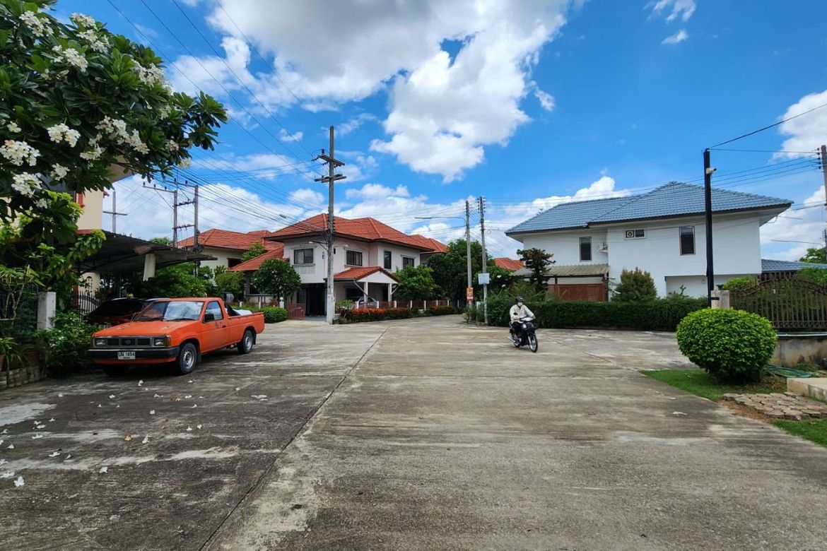 ทาวน์โฮมรีโนเวทใหม่หลังใหญ่ ใกล้เมือง ซื้ออยู่เองสบายๆ คุ้มซื้อเพื่อลงทุน
