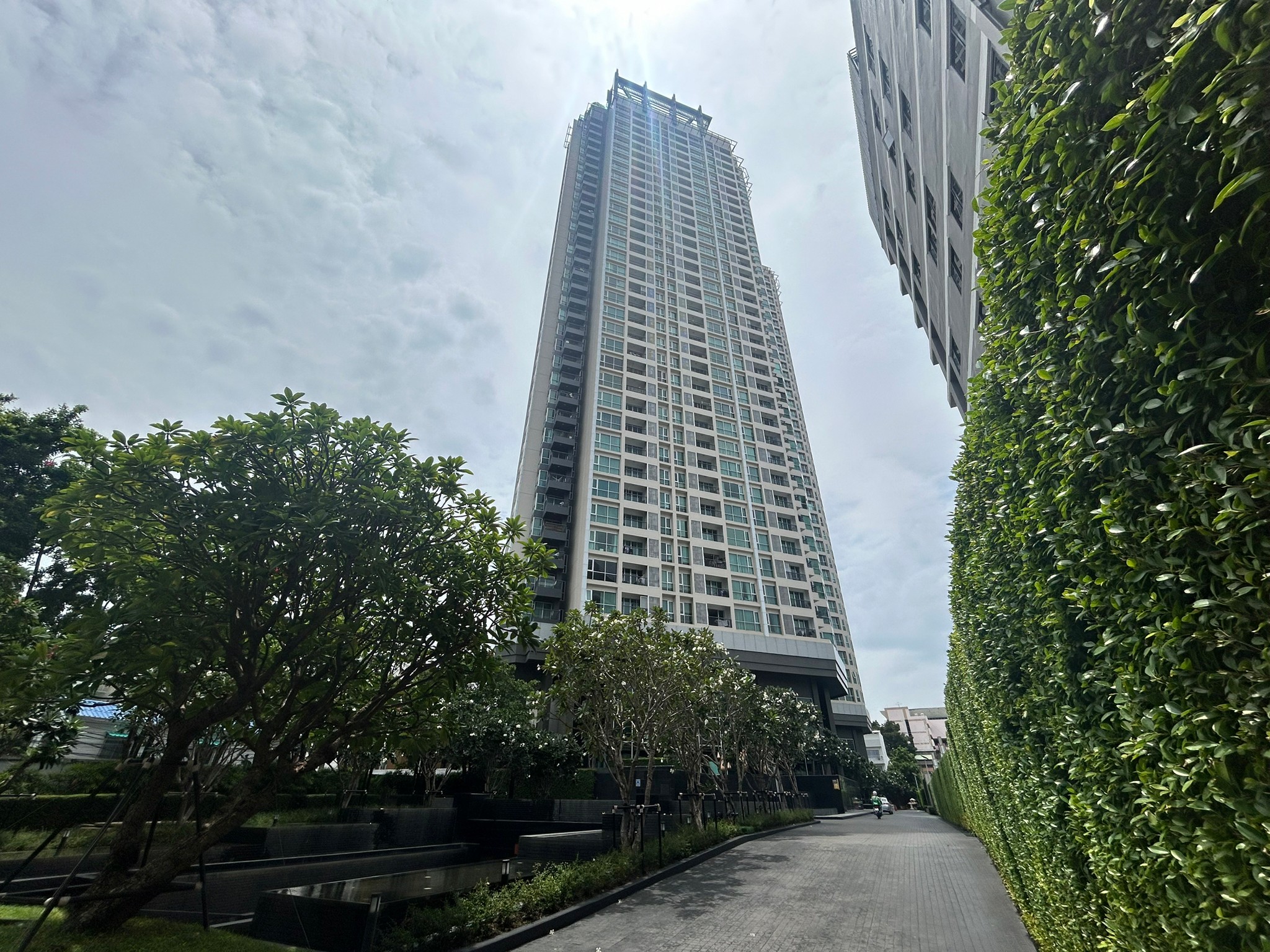 คอนโดมิเนียม : ริธึ่ม สาทร