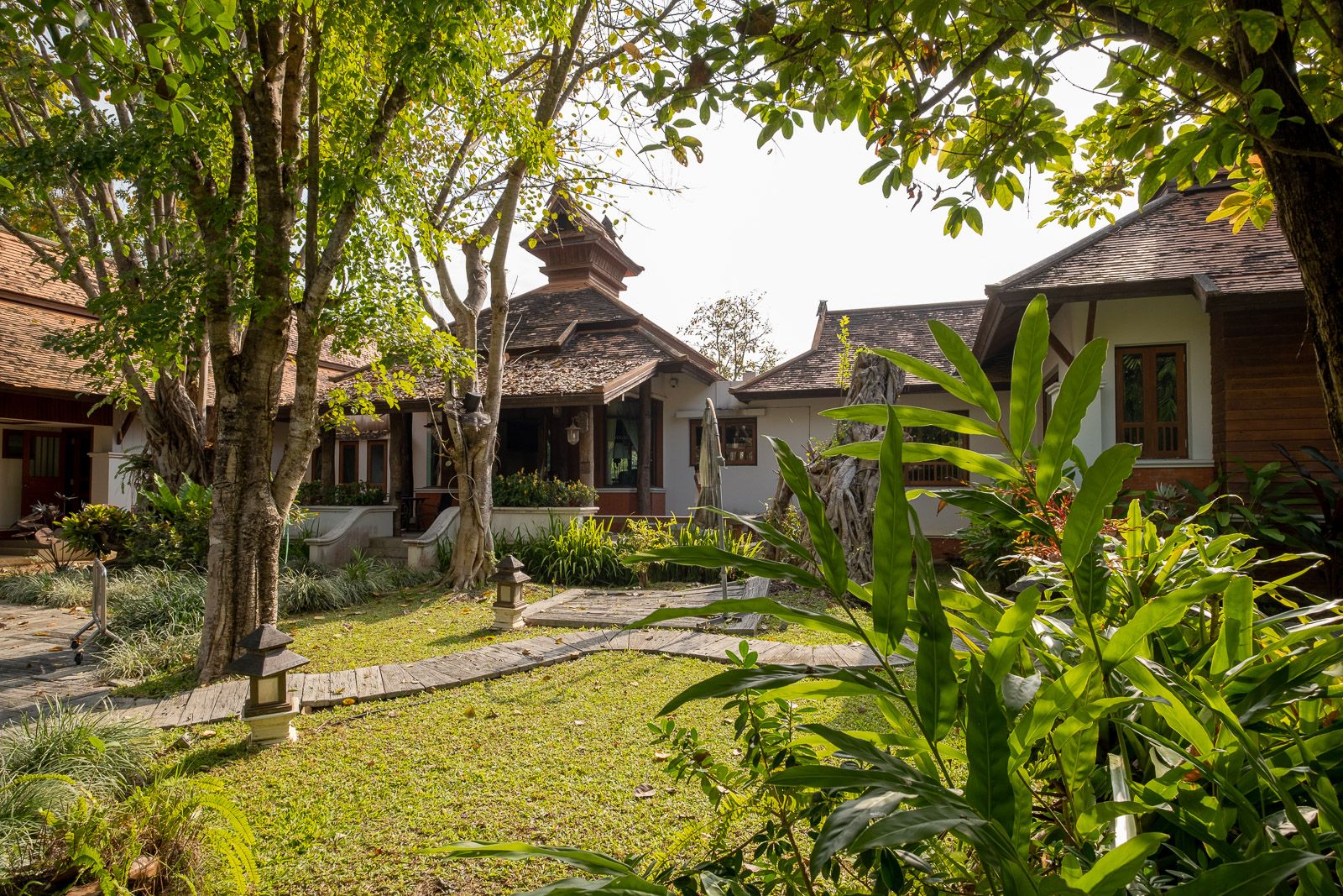 วิลล่าสไตล์ล้านนาริมทะเลสาบ 3 ห้องนอนในลำพูน
