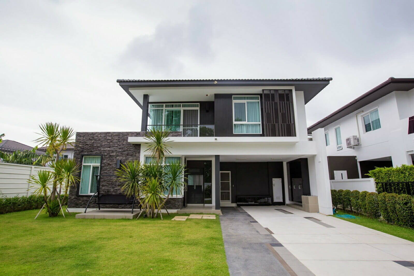 4 ห้องนอนที่มุมถนนในทะเลสาบซีรีน