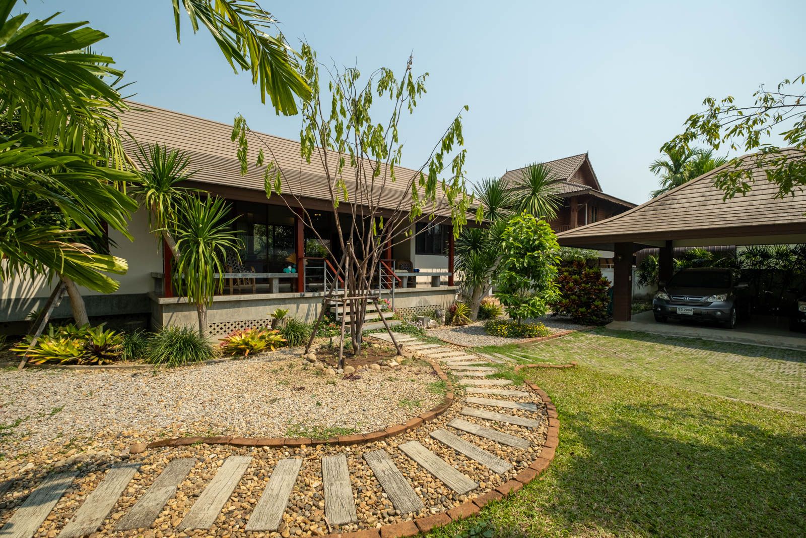 บ้านเดี่ยวที่ไม่เหมือนใครพร้อมเกสต์เฮาส์ 2 ห้องนอนในแม่ริม