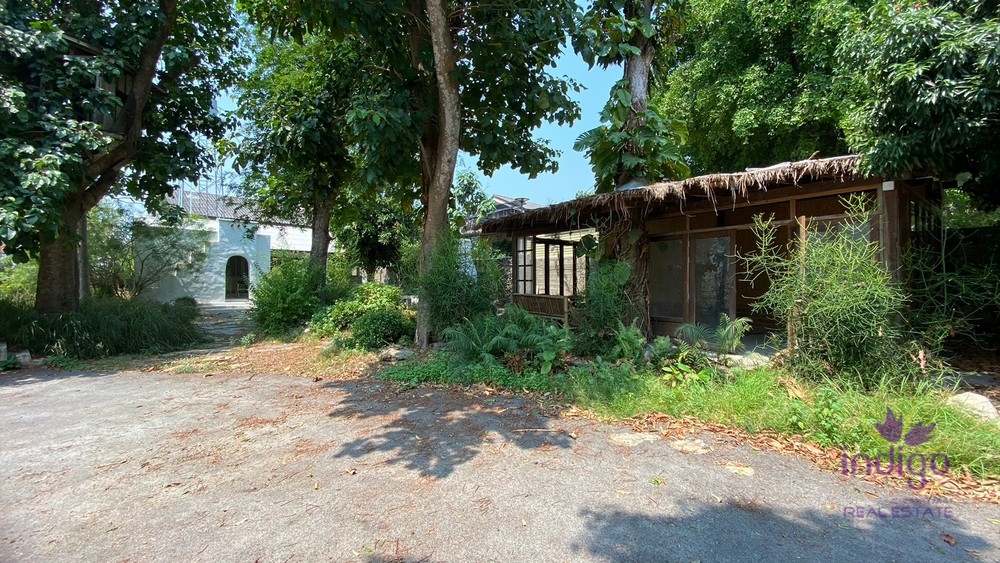 Building for sale ideal for a cafe or coffee shop. Great location near CMU, Suthep, Muang ,Chiang Mai