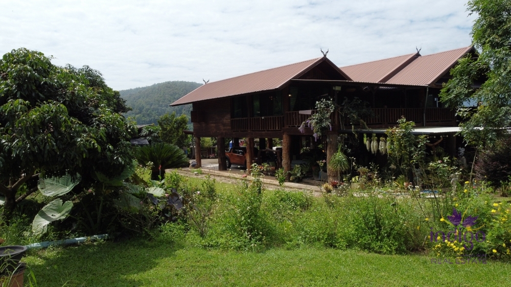 การใช้ชีวิตในชนบท บ้านไม้สัก 4 ห้องนอนริมแม่น้ำในฟาร์มล้อมรอบด้วยวิวภูเขาที่สวยงาม เชียงดาว เชียงใหม่