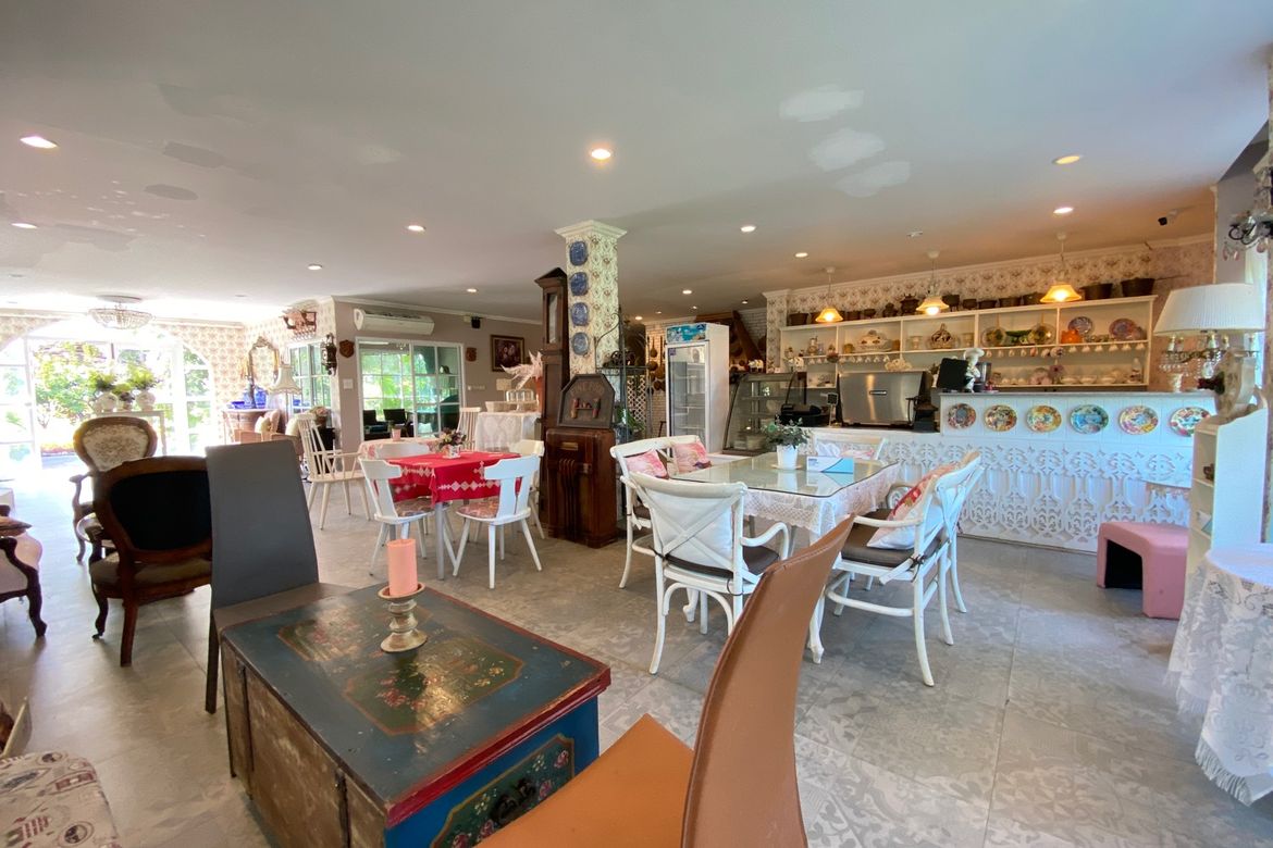 A beautiful hotel 8 rooms for rent or sale in Mae Jo , Chiang Mai