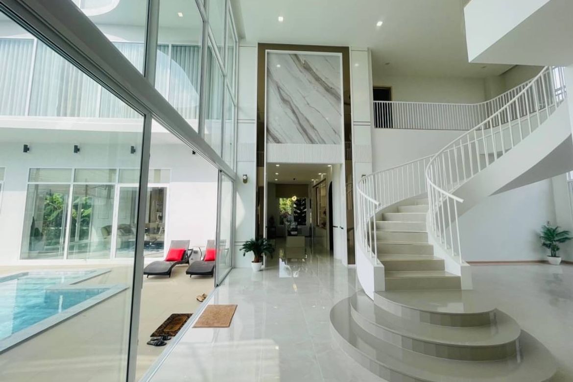 Luxury Hi-End Pool Villa  A modern luxury home near Chiang Mai city center, offering you true comfort and privacy with premium facilities. Suitable fo