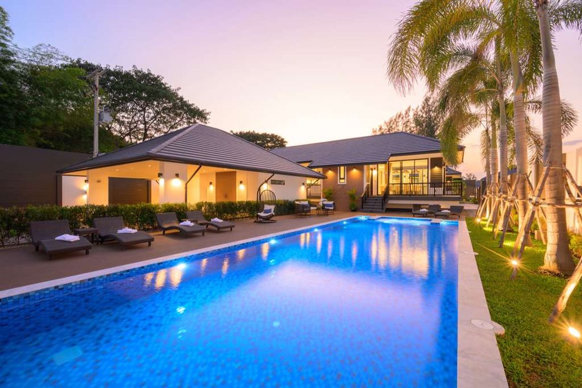5 Bedrooms Luxury Classic Style Nestled in the vibrant heart of Chiang Mai
