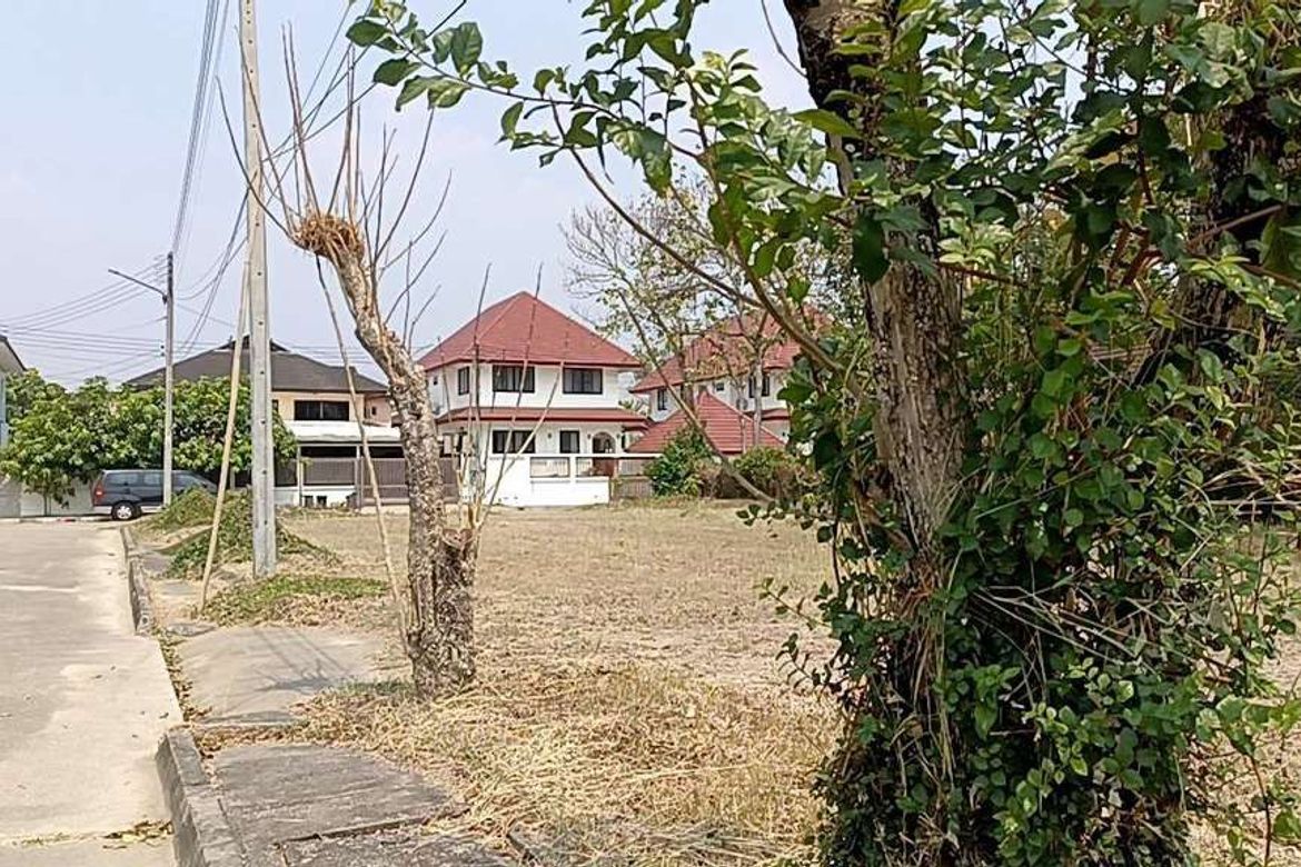 Land for sale in World Cup Village. Suitable for building a house Live or rent Didnt hear the sound of the plane, Nong Khwai Subdistrict, Hang Dong D