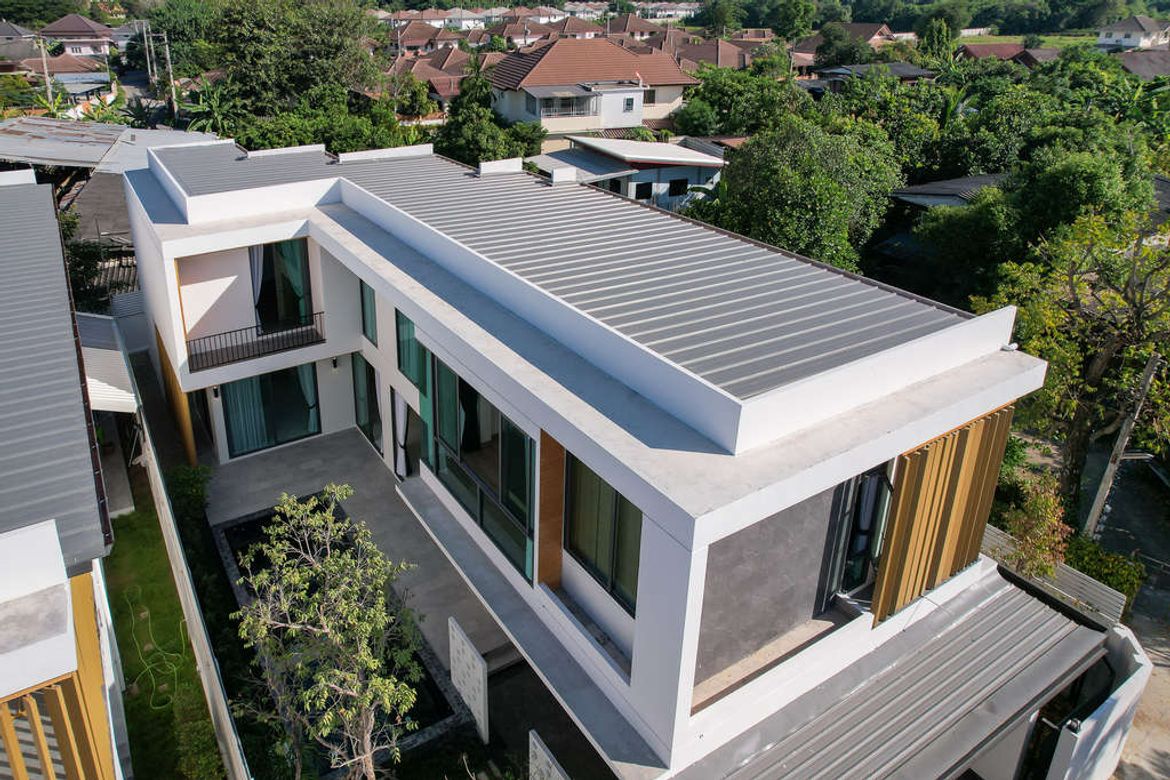 4-bedroom pool villa in an excellent location, very close to the city and just 8 km, 15 minutes to the airport. Located in  Tha Wang Tan,  Saraphi dis