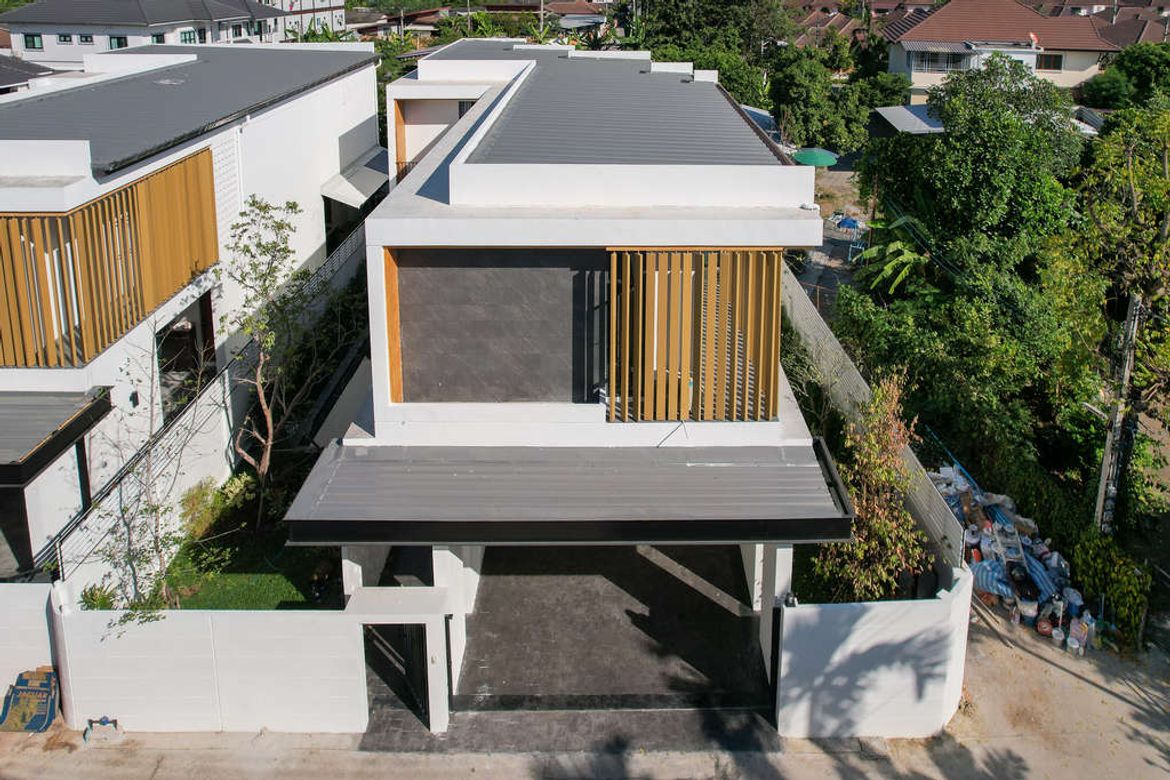 4-bedroom pool villa in an excellent location, very close to the city and just 8 km, 15 minutes to the airport. Located in  Tha Wang Tan,  Saraphi dis