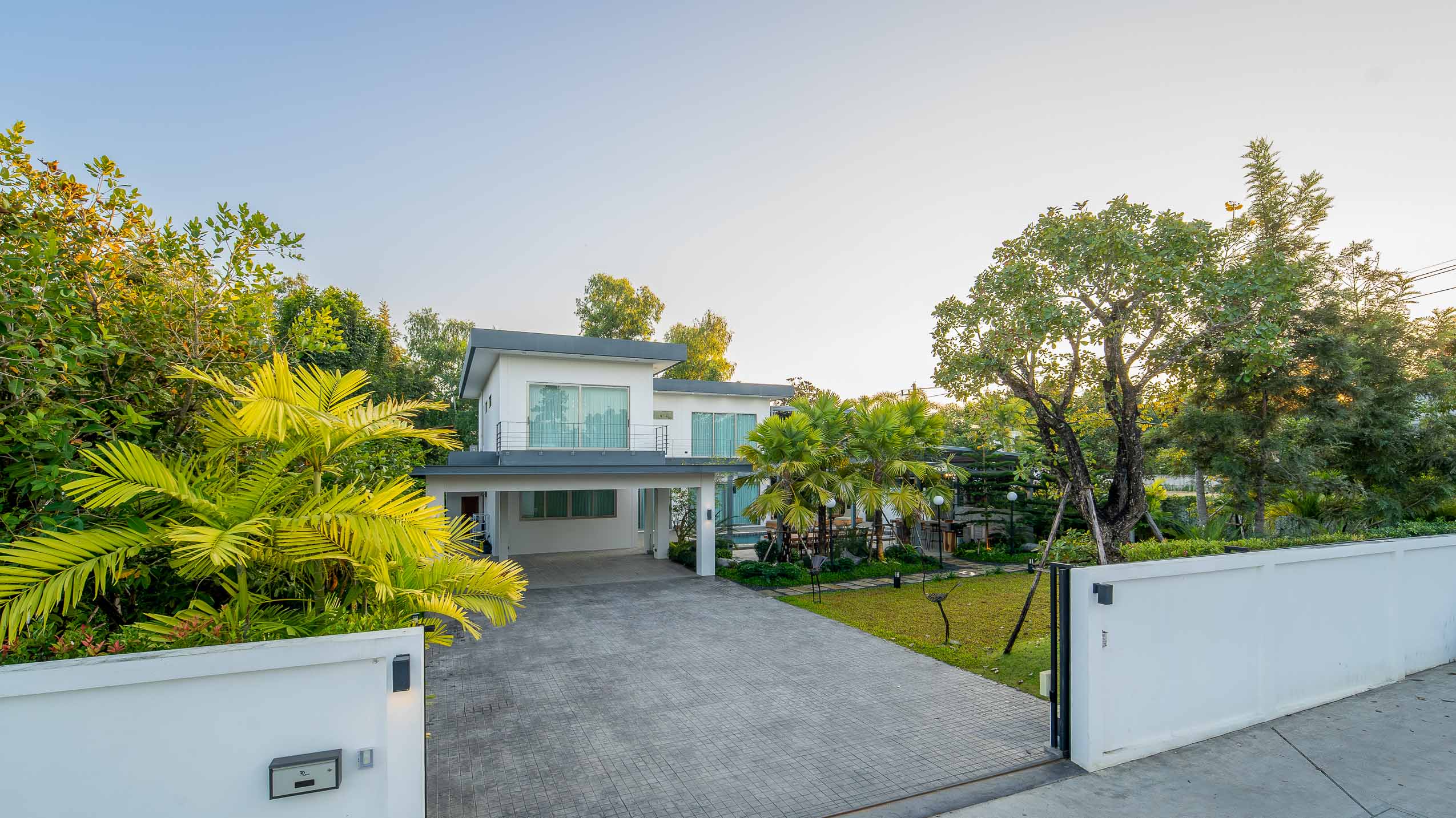 Tranquil Pool Villa Oasis – Luxury Smart Home Ready to Move In!