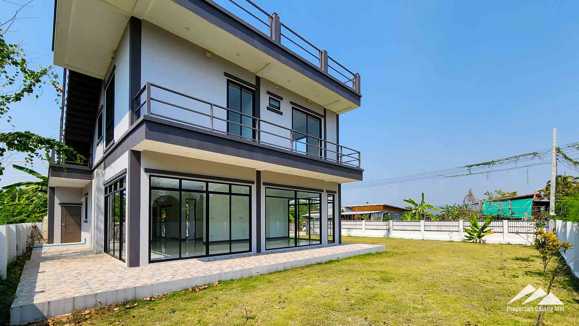 บ้านทันสมัยใหม่พร้อมสวนขนาดใหญ่และดาดฟ้าพร้อมวิวธรรมชาติ 360 องศา