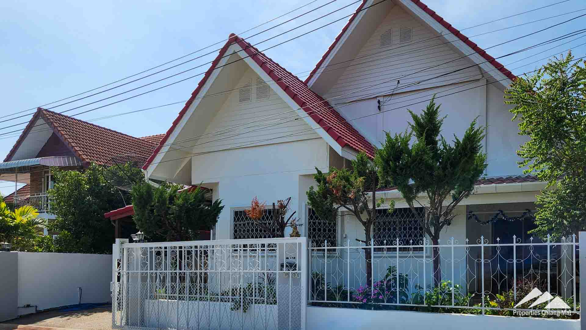 บ้าน 3 ห้องนอนพร้อมห้องนั่งเล่นแบบเปิดเพดานสูงขนาดใหญ่และวิวภูเขา