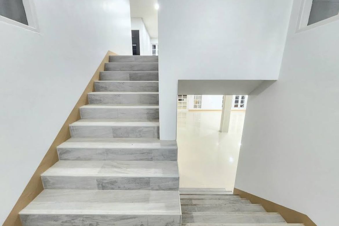 Beautiful house near the airport, spacious area