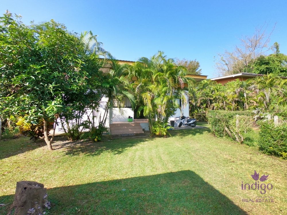 Lovely 2 bedroom bungalow with a large garden for sale in Luang Nuea, Doi Saket, Chiang Mai. Near Tao Garden.