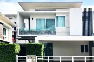 ขายบ้านเดี่ยว 2 ชั้น ในโครงการ มาลาดา โฮม แอนด์ รีสอร์ท บ้านสวย สไตล์โมเดิร์น ตกแต่งด้วยวัสดุอย่างดี แยกต้นเกว๋น ทางขึ้นไปเส้นสะเมิง ใกล้กับพืชสวนโลก ต.หนองควาย อ.หางดง จ.เชียงใหม่ 