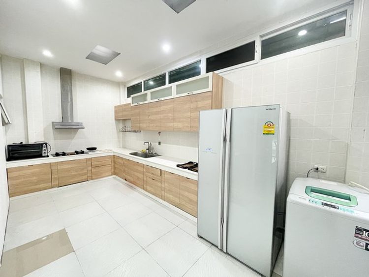 RT0485Jให้เช่าทาวน์โฮม หลังมุม ตกแต่งใหม่ 3 ชั้น  เออบาเนี่ยน สาทร, ภาพที่ 4