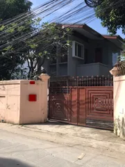  ให้เช่าบ้านเดี่ยวย่านบางซื่อ บ้านเดี่ยวมีบริเวณกว้างขวาง การเดินทางใกล้ทางด่วน สถานรถไฟฟ้าเตาปูน  เป็นบ้านเปล่า