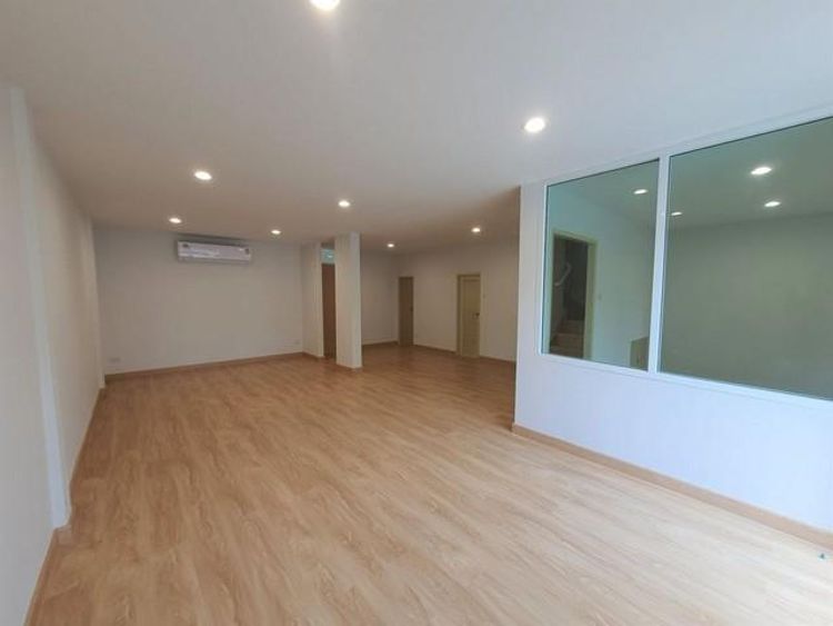 ขายและให้เช่าทาวน์โฮม 3 ชั้น 220 ตร.ม 6 ห้องนอน ซอยพหลโยธิน 2 ใกล้ BTS, ภาพที่ 4