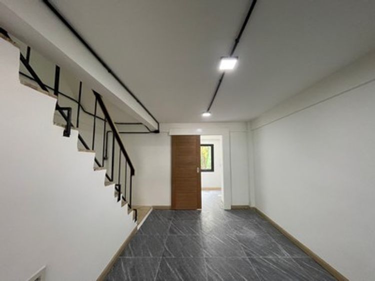 ขายทาวน์โฮม 3 ชั้น 144 ตร.ม. เหมาะทำโฮมออฟฟิศ ซอยบรมราชชนนี 6 ตรงข้าม, ภาพที่ 4