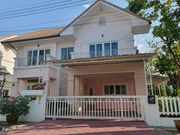 A6MG0581 ให้เช่าบ้านเดี่ยวสองชั้น   พื้นที่ 90 ตารางวา มี 3 ห้องนอน 3 ห้องน้ำ 1 ห้องครัว จอดรถได้ 2 คัน  ราคา 35,000 บาทต่อเดือน 