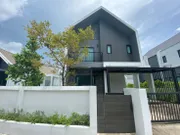 ASS1582 ให้เช่าบ้านเดี่ยวสองชั้น   4 ห้องนอน  4 ห้องน้ำ  พื้นที่ใช้สอย 185 ตร.ม.   เนื้อที่ 60 ตรว.  ให้เช่าราคา 22,000 บาท/ เดือน 