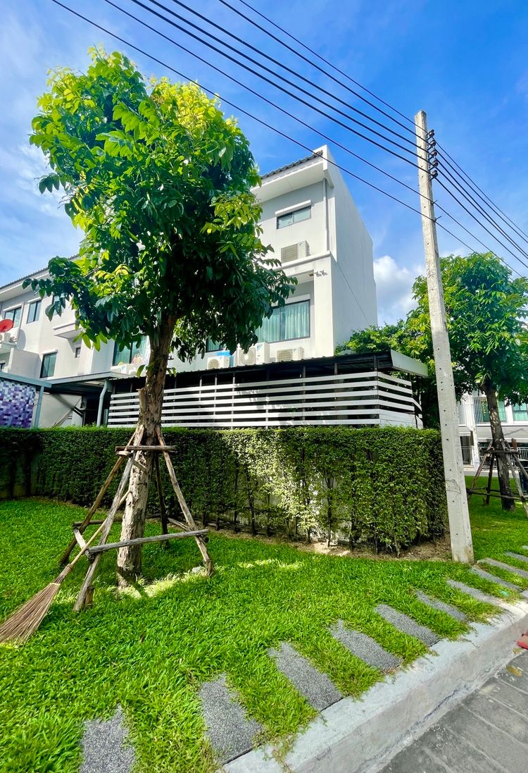 ทาว์นโฮมหลังริม ทำเลดีมากๆ ติดสนามหญ้าด้านข้างและด้านหลัง, ภาพที่ 4