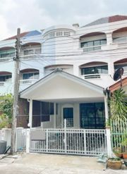 ขายทาวน์โฮม   แฮปปี้แลนด์ วิลล์ ลาซาล 32 มี 3ห้องนอน5ห้องน้ำ  เนื้อที่ 29 ตรว 