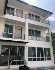 ให้เช่าบ้านเดี่ยว 3 ชั้น 80 ตรว. 4 ห้องนอน สไตล์ Modern ตกแต่งใหม่ทั้งหลัง ใกล้ BTS วุฒากาศ 