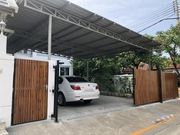 ให้เช่าบ้านเดี่ยว 3 ชั้น รีโนเวทใหม่ สไตล์โมเดิร์น ใกล้ BTS วุฒากาศ 50 เมตร เฟอร์นิเจอร์บางส่วน ตลาดพลู เขตธนบุรี ใกล้ ถนนราชพฤกษ์ จอมทอง