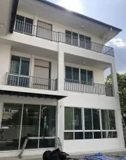 ให้เช่าบ้านเดี่ยว 3 ชั้น สไตล์โมเดิร์น รีโนเวทใหม่ ย่านวุฒากาศ พร้อมเฟอร์นิเจอร์บางส่วน