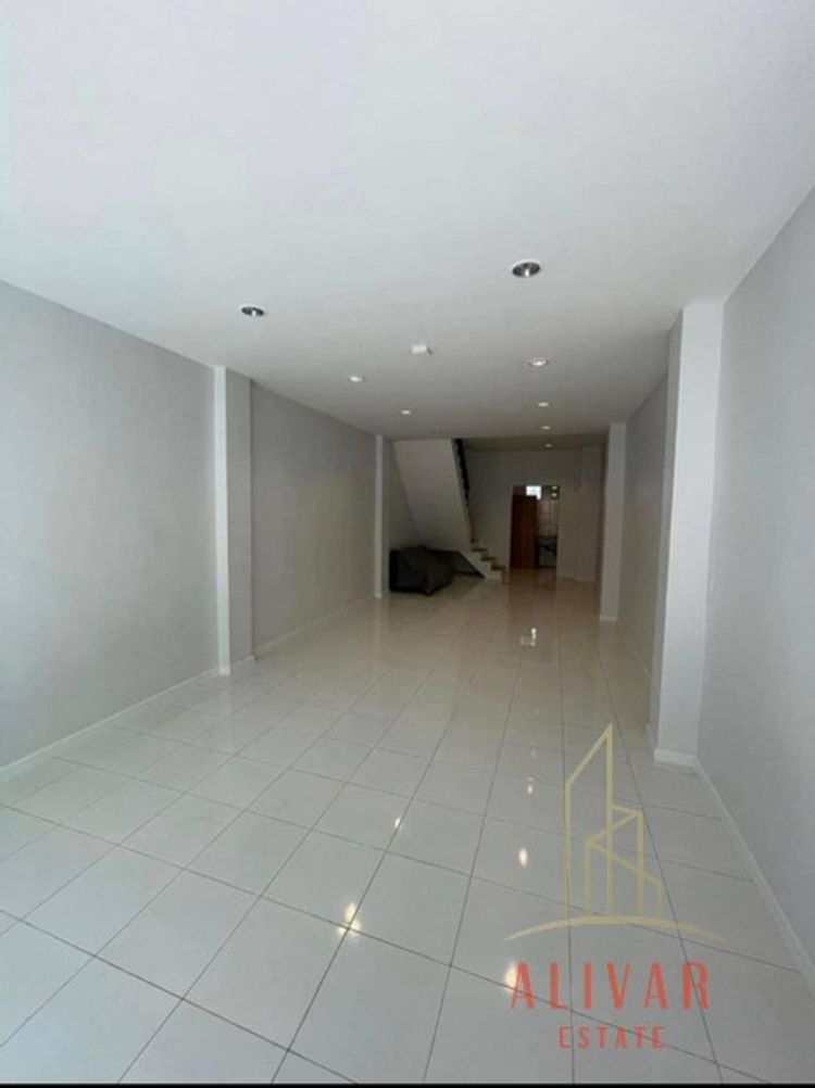 SB050223 Commercial building for sale, recently renovated, in Ekkamai, ภาพที่ 4