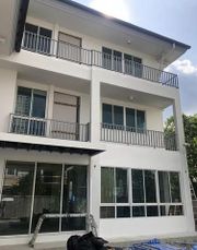 PO1838 ให้เช่าบ้าน 3 ชั้น สไตล์โมเดิร์น ใกล้ BTS วุฒากาศ พร้อมเฟอร์นิเจอร์บางส่วน