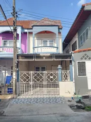 ขายทาวน์เฮ้าส์ 2 ชั้น  เนื้อที่ 16 ตรว. 2 ห้องนอน 2 ห้องน้ำ หมู่บ้านรุ่งกิจ 7 ถนนร่มเกล้า 42  คลองสามประเวศ เขตลาดกระบัง กรุงเทพฯ