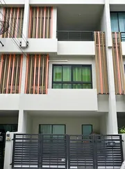 ให้เช่าทาวน์โฮมเข้าออกได้ 2 ทาง ย่านนวมินทร์ นวลจันทร์  3 ชั้น 3 ห้องนอน โครงการซิมโฟนี่ 
