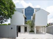 ให้เช่าบ้านทรงโมเดิร์น 3 ชั้น บ้านหลังมุม ย่านสุขุมวิท ซอยปรีดีพนมยงค์ 14  เหมาะอยู่อาศัยหรือทำโฮออฟฟิศ (AH1T1990)