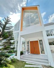ขาย-ให้เช่าบ้านเดี่ยว 3 ชั้น ถนนราชพฤกษ์ ใกล้วงเวียนพระราม5 พร้อมสระว่ายน้ำส่วนตัว สร้างบนเนื้อที่ 200 ตรว.  พื้นที่ใช้สอย 1257 ตรม. 
