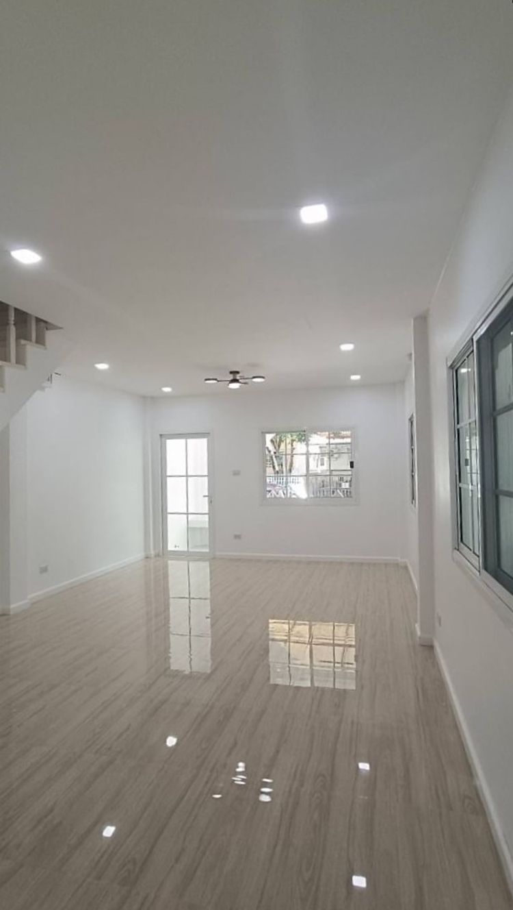 ขายด่วน! ทาวน์โฮมรีโนเวทใหม่ สไตล์โมเดิร์น ฟรีโอน หมู่บ้าน นันทวัน 5, ภาพที่ 4
