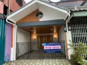 ขายทาวเฮ้าส์รีโนเวทใหม่ทั้งหลังพร้อมเข้าอยู่  สไตล์มินิมอล มูจิ  ติดถนน ทำเลดีสุดในย่านนี้  อำเภอบ้างฉาง  จังหวัดระยอง
