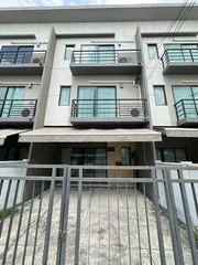 EPL-HS0953 ขายทาวน์โฮม3ชั้น บางกรวย ปิ่นเกล้า จรัญสนิทวงศ์ บ้านกลางเมืองปิ่นเกล้า-จรัญฯ พื้นที่ใช้สอย 145 ตร.ม จำนวน 3 ห้องนอน 3 ห้องน้ำ