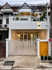  ทาวน์เฮ้าส์ 2ชั้น มีเทอเรซ หมู่บ้านสินทอง ร่มเกล้า28  ลาดกระบัง สนามบินสุวรรณภูมิ ม.เกษมบัณฑิต สุวินทวงศ์ รามคำแหง ร่มเกล้า ฉลองกรุง พระจอมเกล้า แอร์พอตลิ้ง 
