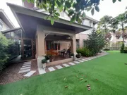 บ้านเดี่ยวสองชั้น ตกแต่งหรู จัดสวนร่มรื่น พื้นที่110ตร.ว เฟอร์ฯ และการต่อเติมครบ100% พร้อมเข้าอยู่