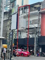 ขายด่วนตึกแถว 4 ชั้น หน้าปากซอยสุขุมวิท 20 ทำเลเหมาะซื้อทำธุรกิจ ใกล้ Terminal21 Robinson สุขุมวิท Emporium Emquartier (พร้อมคนเช่า) 